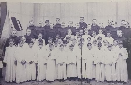 (Foto mais antiga com a formação inicial dos Canarinhos – datada do 1943, no canto esquerdo, Frei Leto)