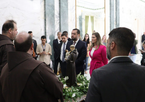 Governador recebe imagem de Santo Antônio na Capela do Palácio Guanabara