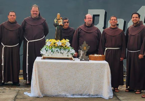 São Pedro colabora e 342ª Trezena de Santo Antônio tem abertura sem chuva com Procissão Marítima, missa e Coroação de Nossa Senhora
