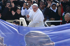 Papa Francisco inaugura pontificado e reassume compromisso com os pobres