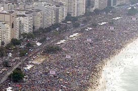 Público recorde de 3,7 milhões de pessoas em Copacabana