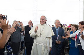 Papa Francisco é o primeiro líder católico a visitar uma igreja evangélica