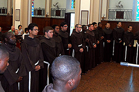 Noviciado: 18 jovens recebem o hábito franciscano