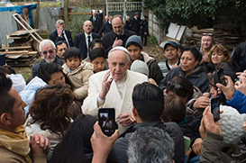 Papa visita acampamento de imigrantes em Roma