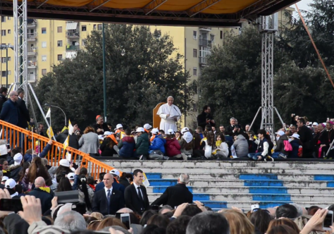 "A corrupção fede", diz o Papa em Nápoles