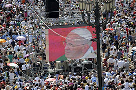 Papa reza diante do Santo Sudário