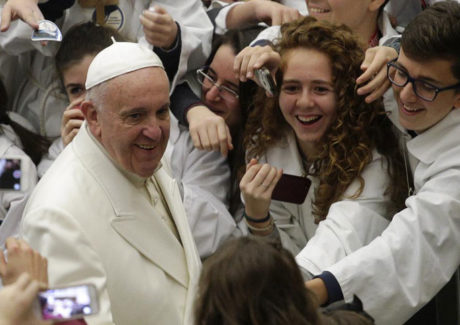 “Sinto raiva, mas não mordo”, diz o Papa às crianças