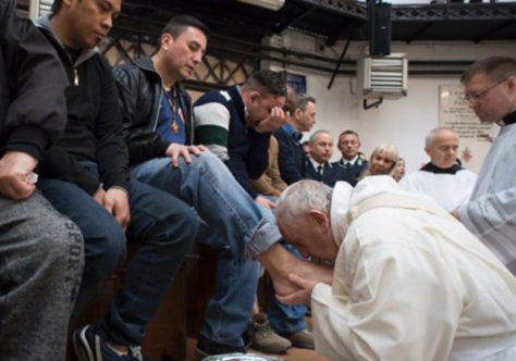 Papa lava os pés de doze detentos