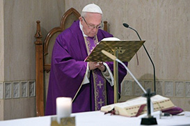 Olhar o crucifixo para superar os desertos da nossa vida