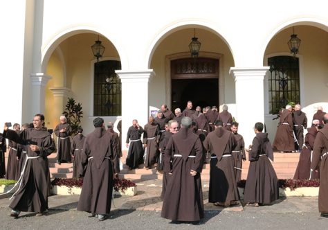 Por que os franciscanos vestem marrom?
