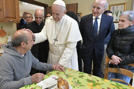 Sexta-feira da Misericórdia, Papa visita doentes com Alzheimer