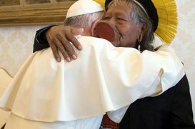 Cacique Raoni se encontra com o Papa e denuncia ameaças à Amazônia