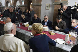Papa surpreende os pobres ao visitar Posto de Saúde e inaugurar Centro de Acolhimento