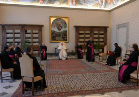 Papa ensina: "Crucifixo e Evangelho. A liturgia doméstica será essa.”