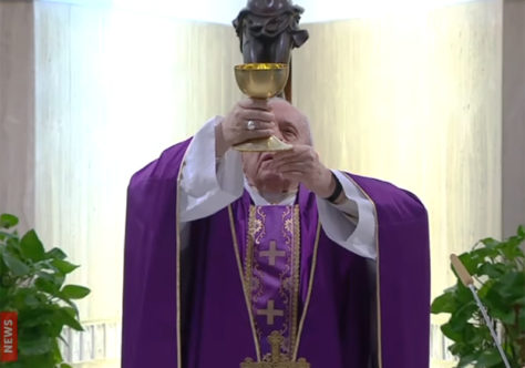 Papa reza pelos que ajudam a resolver pobreza e fome causadas pelo Covid-19