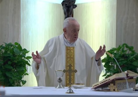 O Papa reza pelas mães grávidas e alerta para o risco da fé "virtual"