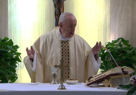 Papa reza pelos sacerdotes e pelos médicos que dão a vida