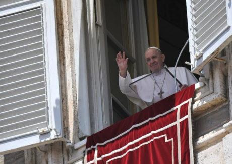 Papa: a Trindade é Amor a serviço do mundo, que quer salvar e recriar