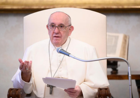 Papa: a intercessão é própria dos Santos que são “pontes” entre Deus e o seu povo
