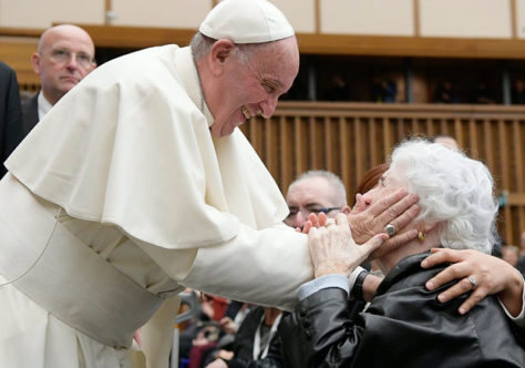 Papa pede "gesto de ternura" dos jovens para com os avós
