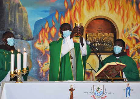 Frei José celebra primeira Missa no Mosteiro das Clarissas