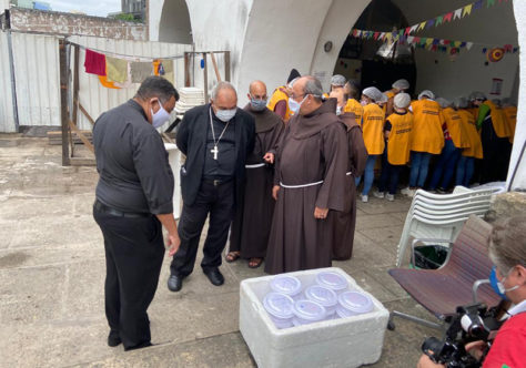 D. Orani conhece a Tenda Franciscana no Largo da Carioca