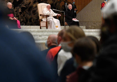 Papa: a oração é a salvação do ser humano