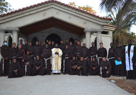 Fundação Imaculada Mãe de Deus de Angola: 26 frades renovam os votos