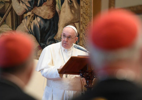 Papa à Cúria: o conflito divide a Igreja, a crise a purifica