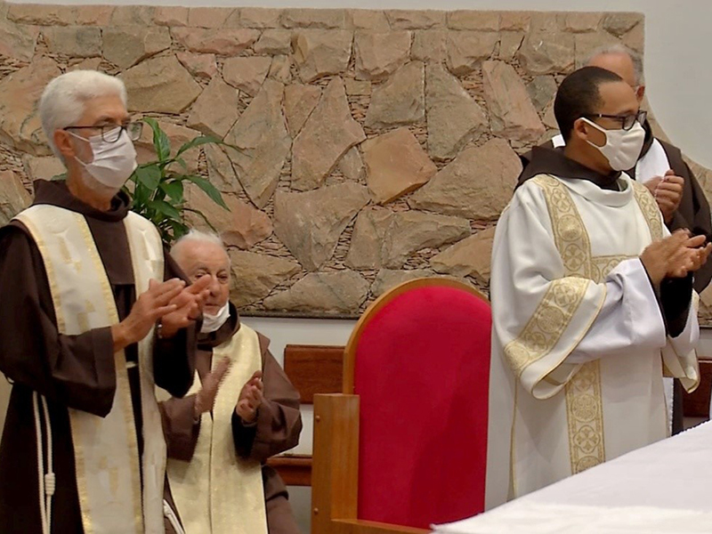 Fila do pastel não tem fim em Pato Branco - Notícias - Franciscanos  Notícias - Província Franciscana da Imaculada Conceição do Brasil - OFM