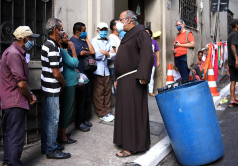 Franciscanos registram aumento de demanda na fila da fome