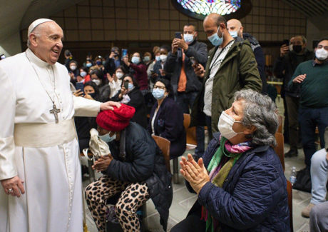 Papa faz visita surpresa aos pobres que recebem no Vaticano 2ª dose anti-Covid
