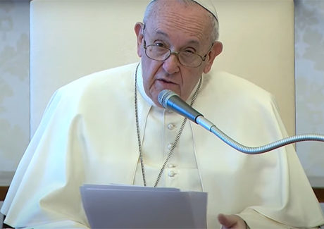 Papa: rezar é dialogar com Deus. Não cair na soberba de desprezar a oração vocal.
