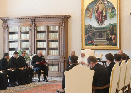 Papa: “Os sacerdotes super-homens terminam mal, todos eles”