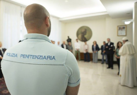 Papa recebe grupo de detentos de uma das principais prisões de Roma