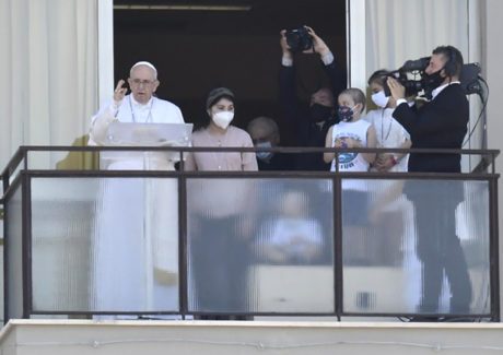 Papa: nenhum doente fique só. Sistema de saúde gratuito e acessível a todos.