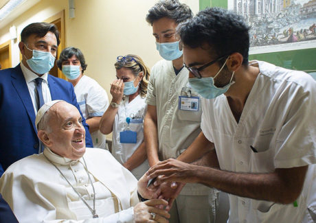 Papa continua internado para a reabilitação. Durante a doença, abrir-se com ternura ao irmão.