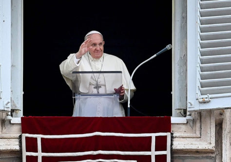 Papa: comunidades abertas e humildes evitam males