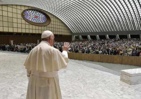 Papa: ser cristão é superar discriminações. O batismo confere igual dignidade a todos.