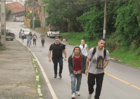Jovens acolhem a imagem peregrina de Frei Galvão em Balneário