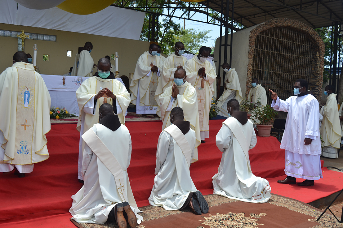 [Igreja de Angola e Família Franciscana em festa com as ordenações presbiterais de Frei Canga, Frei Santana e Frei Mário]
