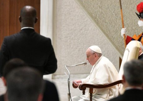 Papa: A oração está sempre indissoluvelmente ligada à caridade