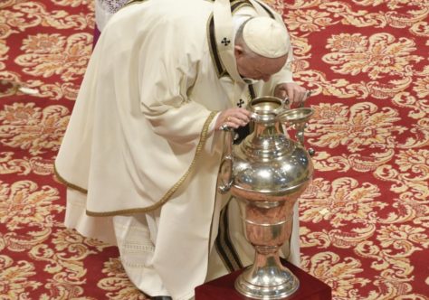 Papa na missa do Crisma: sem a Cruz, o sacerdote é um "pagão clericalizado"
