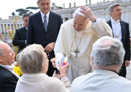 Papa: honrar os idosos, reconhecer sua dignidade