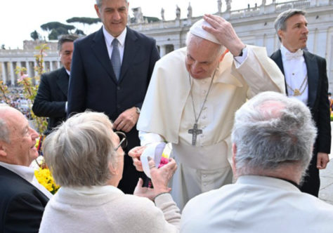 Papa: honrar os idosos, reconhecer sua dignidade