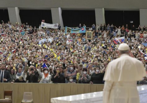 Papa: no contexto trágico da guerra, acolher é um ato de fé
