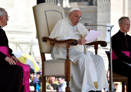 Papa: a vítima tem o direito de protestar, diante do mistério do mal