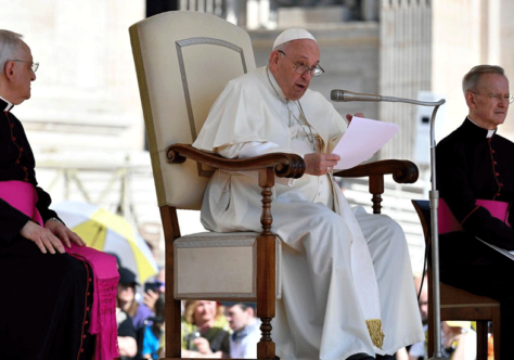 Papa: a vítima tem o direito de protestar, diante do mistério do mal