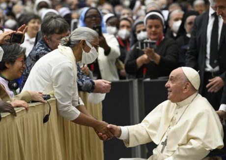 Papa às religiosas: caminhem ao lado dos irmãos e irmãs feridos de hoje