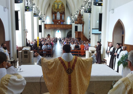 “Ame seu sacerdócio”: o convite a Frei Junior na sua primeira Missa